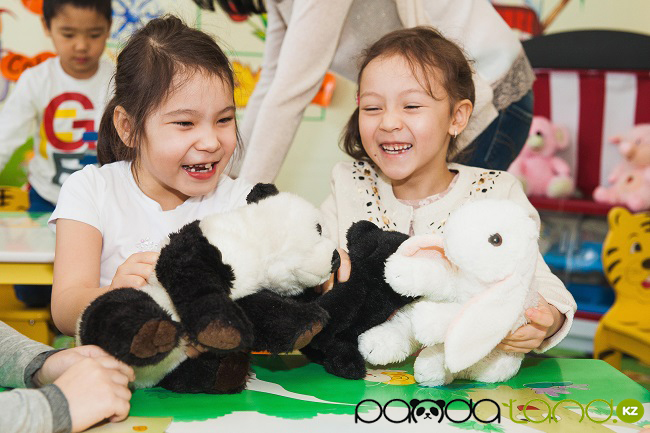 Девочки с игрушками в детском саду Алматы
