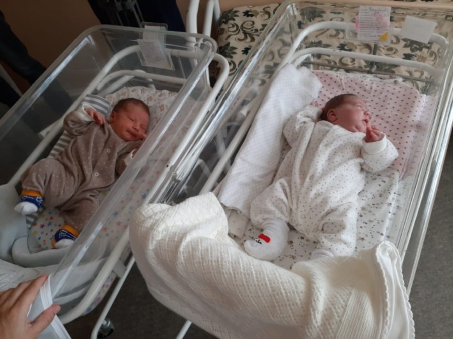 Казахстанка родила близнецов с разницей в 2,5 месяца