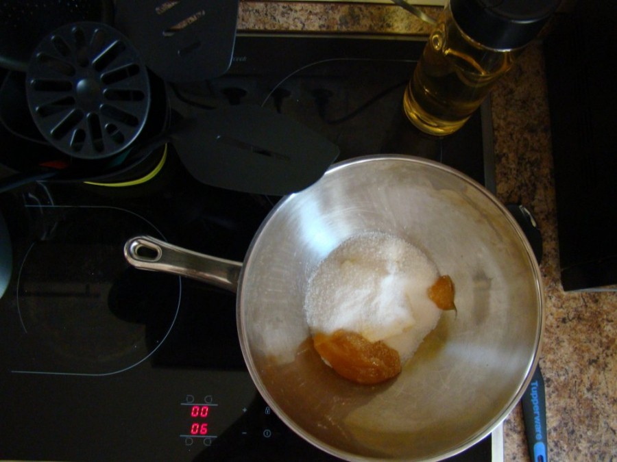 Тесто для коржей медовика делается на водяной бане