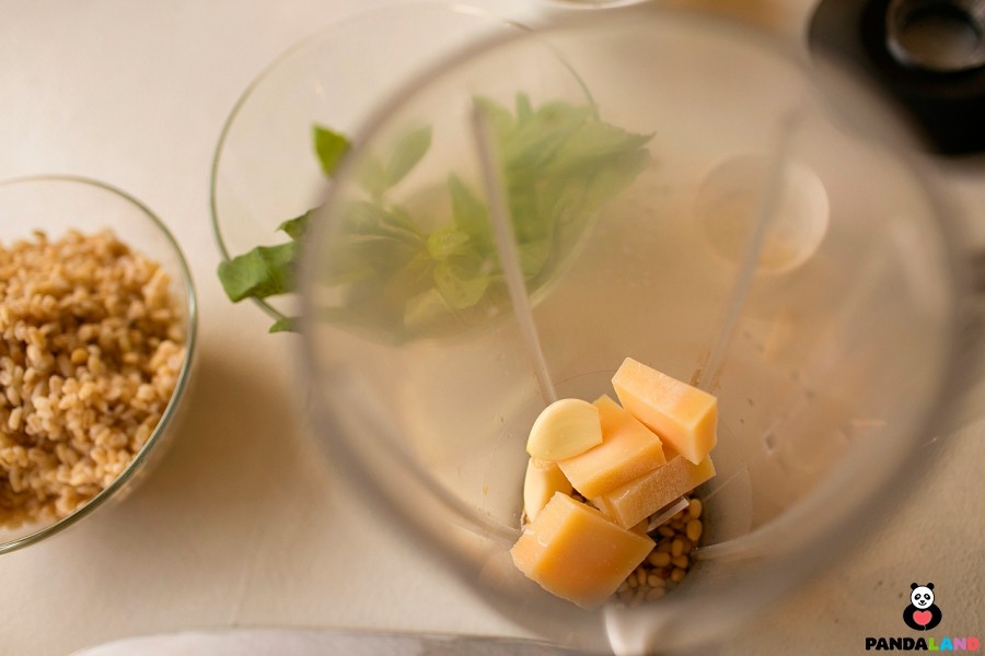 Сыр и чеснок для перловки с соусом песто на рапсовом масле