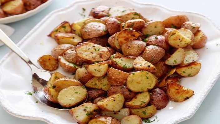 Рецепт: Жареный чесночный картофель в духовке