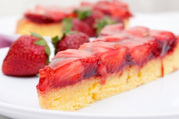 Торт с творожным кремом и ягодами