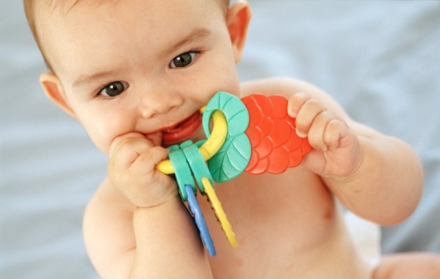 Ребенок кусается - дискомфорт или боль, вызванные режущимися зубами