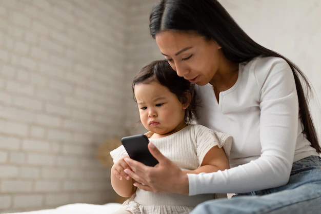 Смартфон вместо друга: как использование гаджетов провоцирует конфликт детей и родителей
