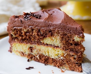 Мраморный торт с шоколадной глазурью