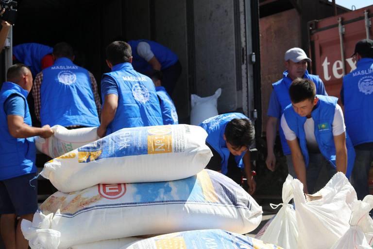 30 тонн гуманитарной помощи отправили погорельцам Костанайской области из Алматы 