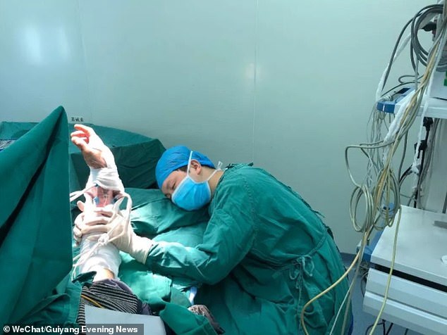 Хирург уснул во время операции после 20-ти часов работы