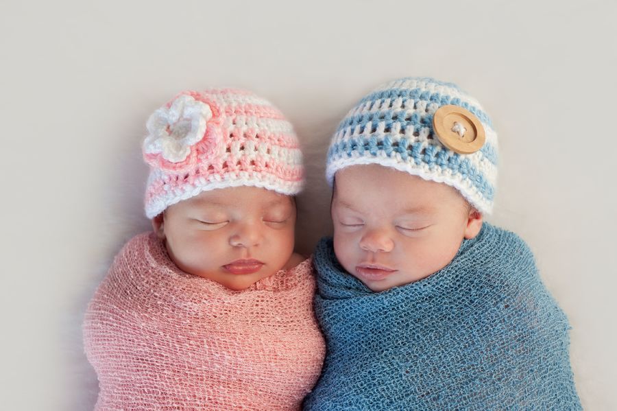 Казахстанка родила близнецов с разницей в 2,5 месяца
