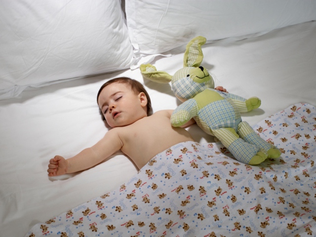 Сон в кроватке хорошо, а с родителями лучше?