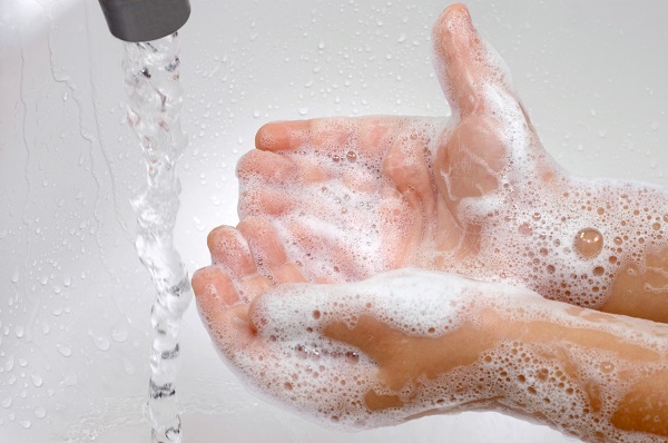 Мойте часто и тщательно руки с мылом в теплой воде