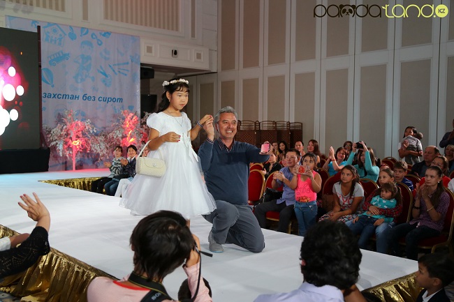 Казахстан без сирот: Показ мод с участием особых детей и детей из детских домов