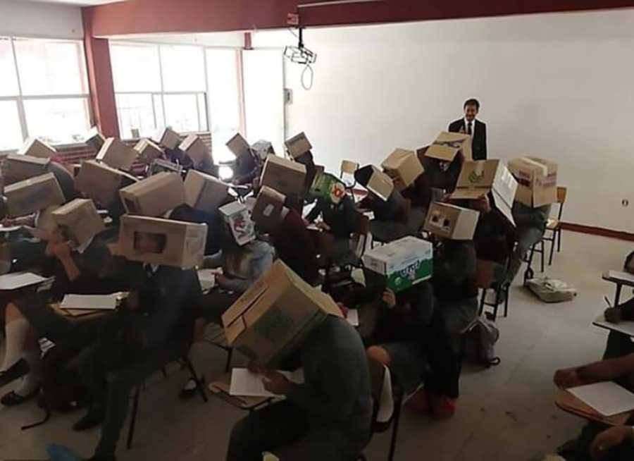 В Мексике учитель заставил детей надеть на головы коробки..
