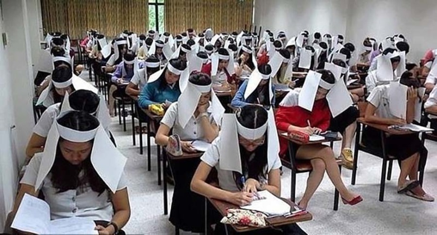 В Мексике учитель заставил детей надеть на головы коробки..