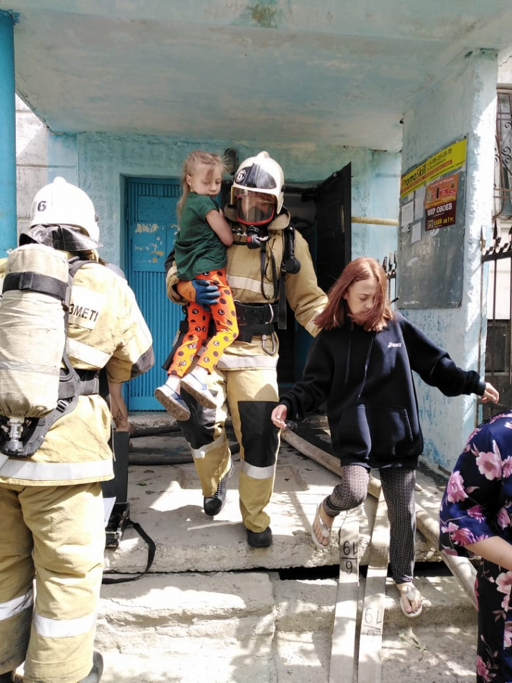 Герои дня: пожарные Костаная вынесли ребенка из огня