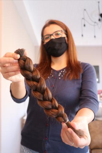 Юная турчанка отрезала косу ради парика для онкобольной девочки