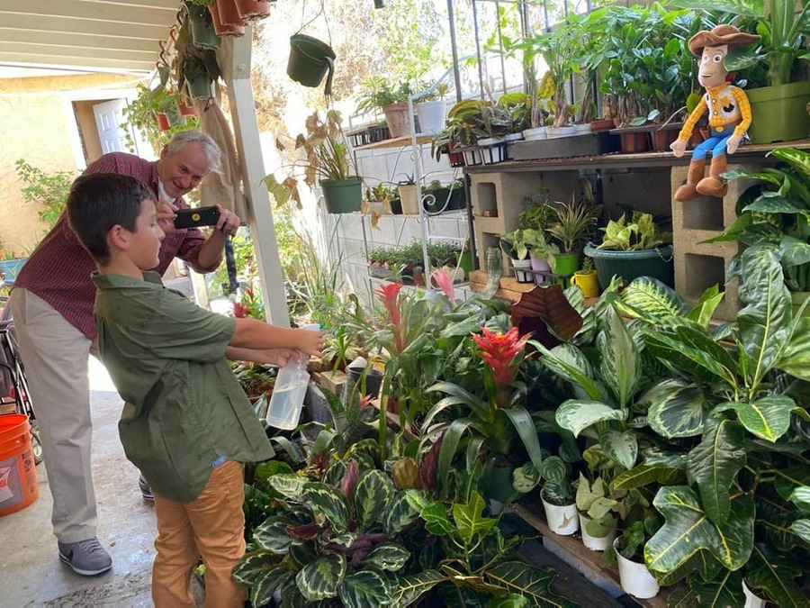 Американский школьник начал продавать цветы и накопил на квартиру для мамы
