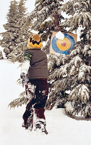 Зимние забавы: чем занять малыша в холодное время года? 