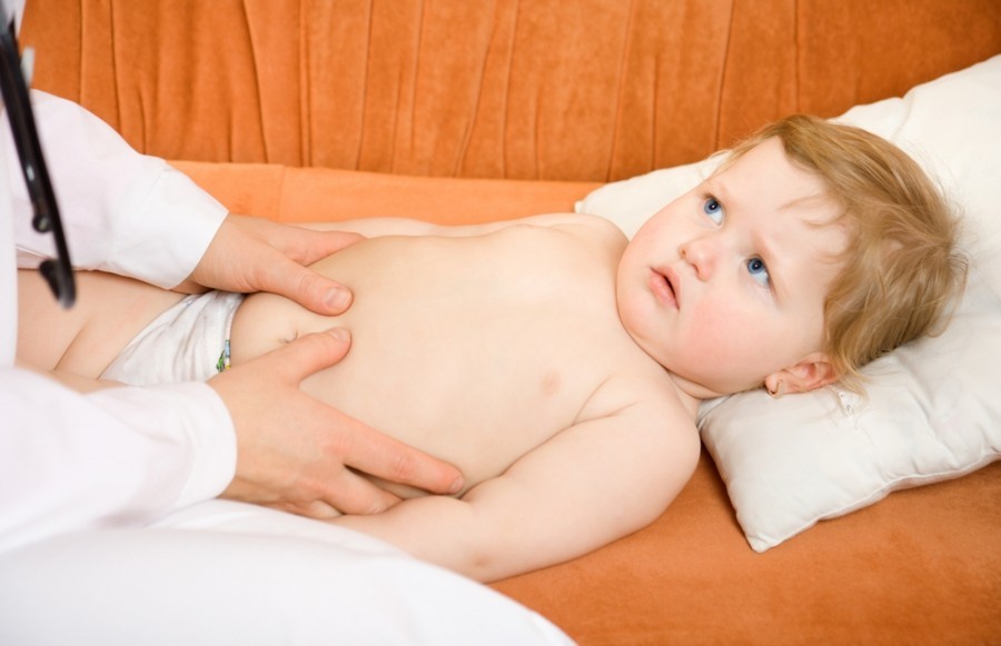 Почему у ребенка болит живот в области пупка: причины и первая помощь