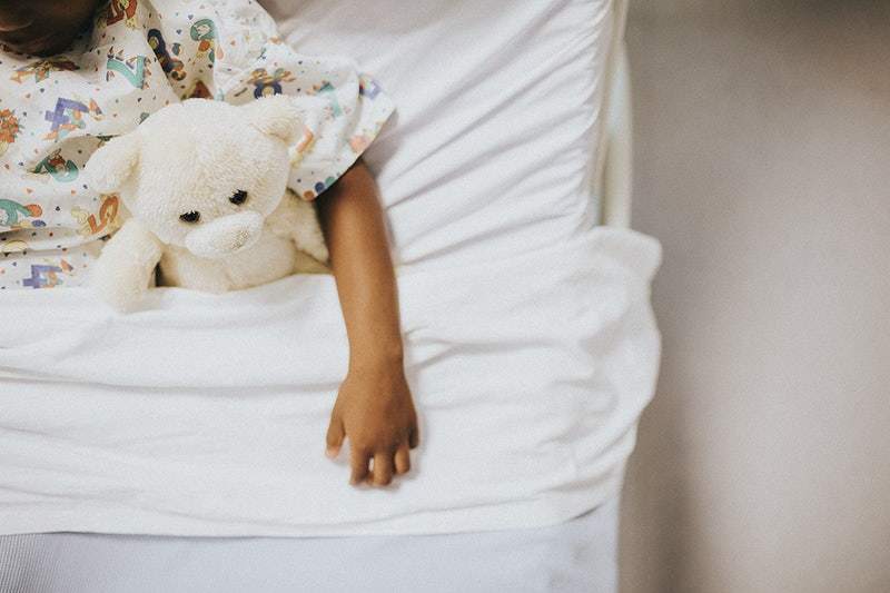 Почему у ребенка болит живот в области пупка: причины и первая помощь