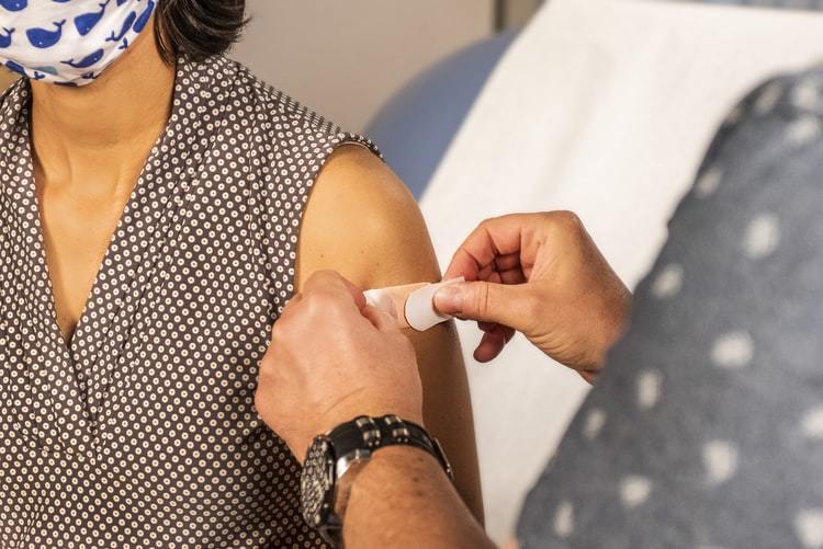 Защити себя и близких: поговорим о вакцинации против Covid-19