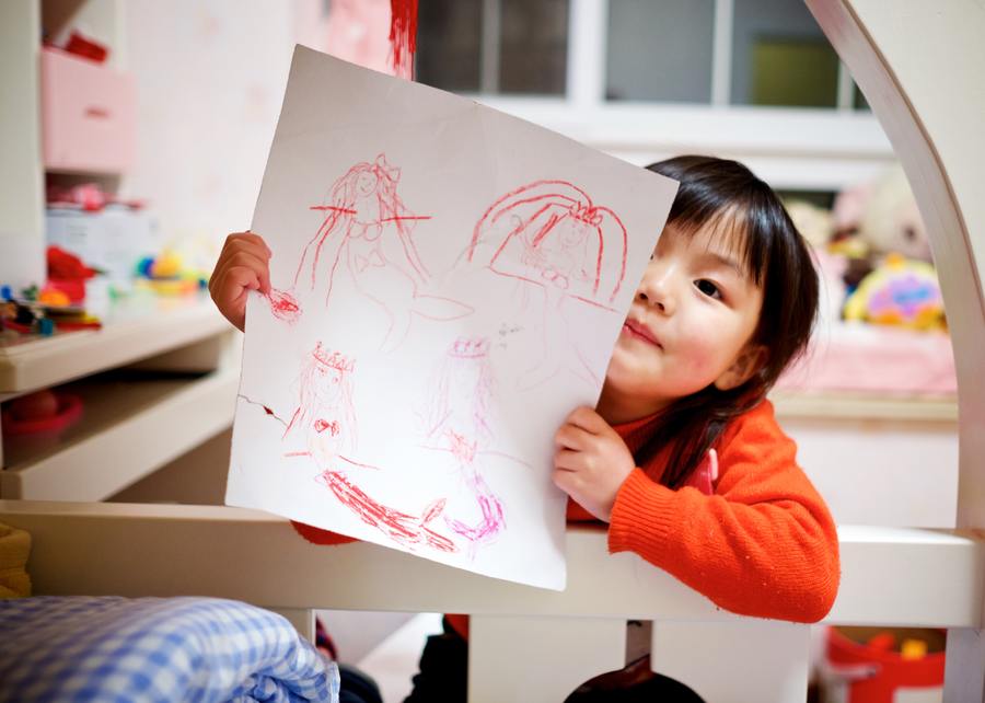 Ребенок с рисунком в руках