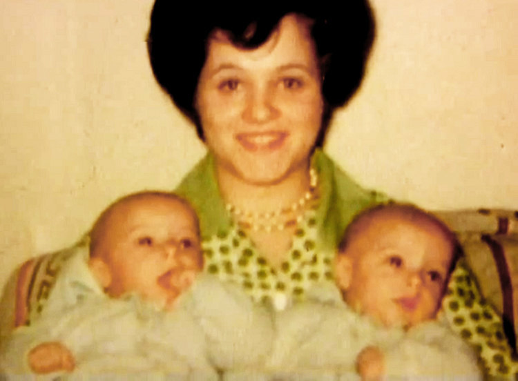 Джанет Грейси с новорожденными близнецами