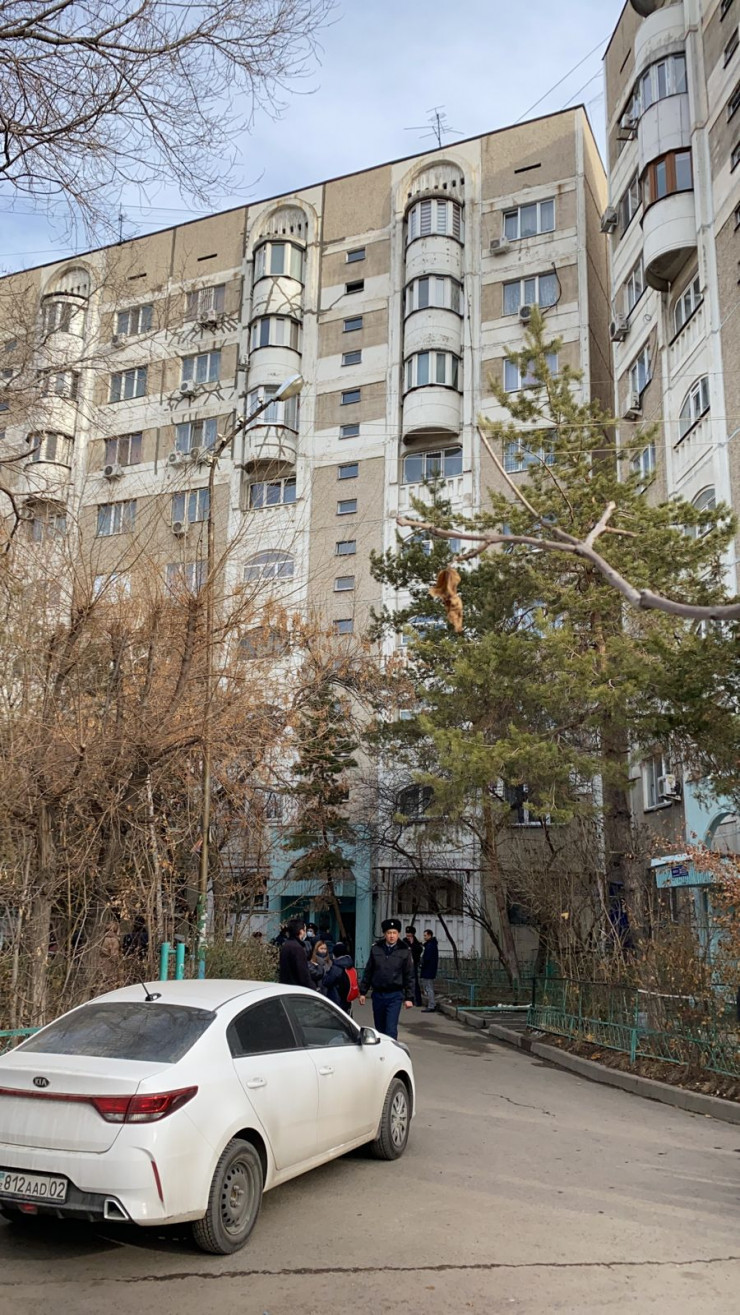 В Алматы женщина с тремя детьми выбросилась с девятого этажа