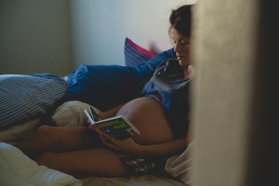 беременная женщина читает