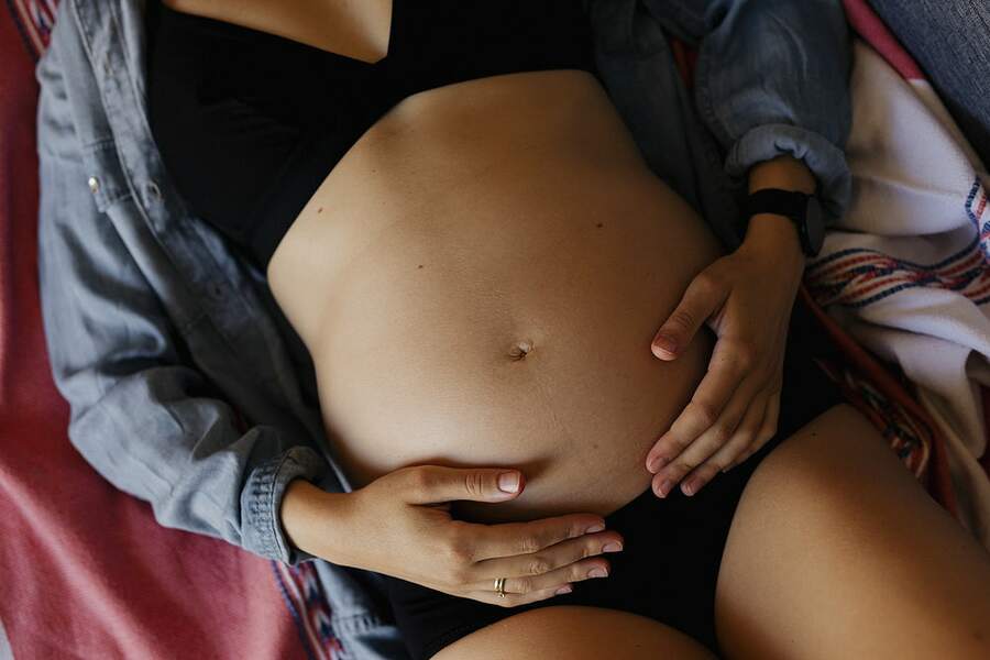 беременная женщина в белье