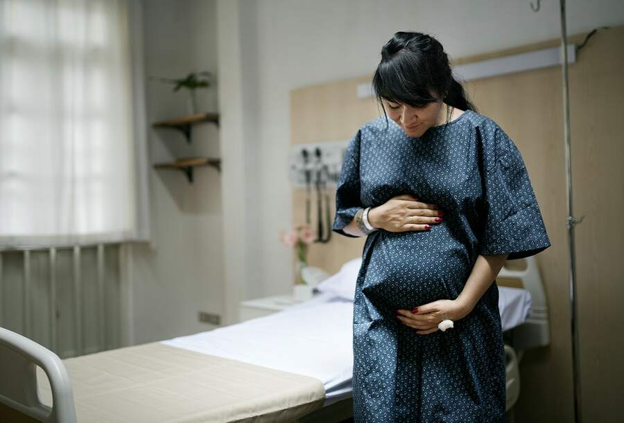 беременная женщина в больничной палате