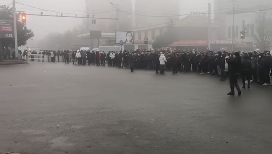 Тем временем протесты в Алматы продолжаются 