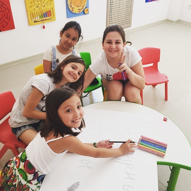 Детский центр развития: дети рисуют плакат