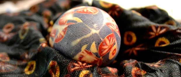 Покраска яиц шелковой тканью