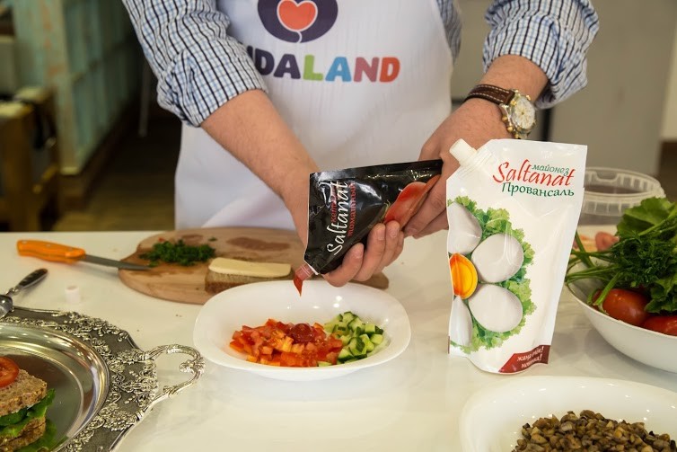 Рецепт сэндвича с кетчупом Saltanat: Нарезанные овощи смешиваем с кетчупом Saltanat