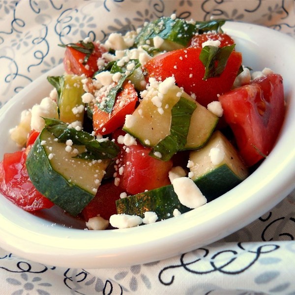 Рецепты простых и вкусных салатов. Салат из помидоров, базилика и фета.