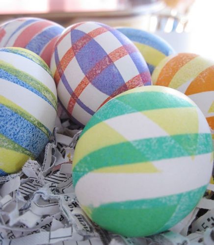 Как покрасить пасхальные яйца с помощью ткани