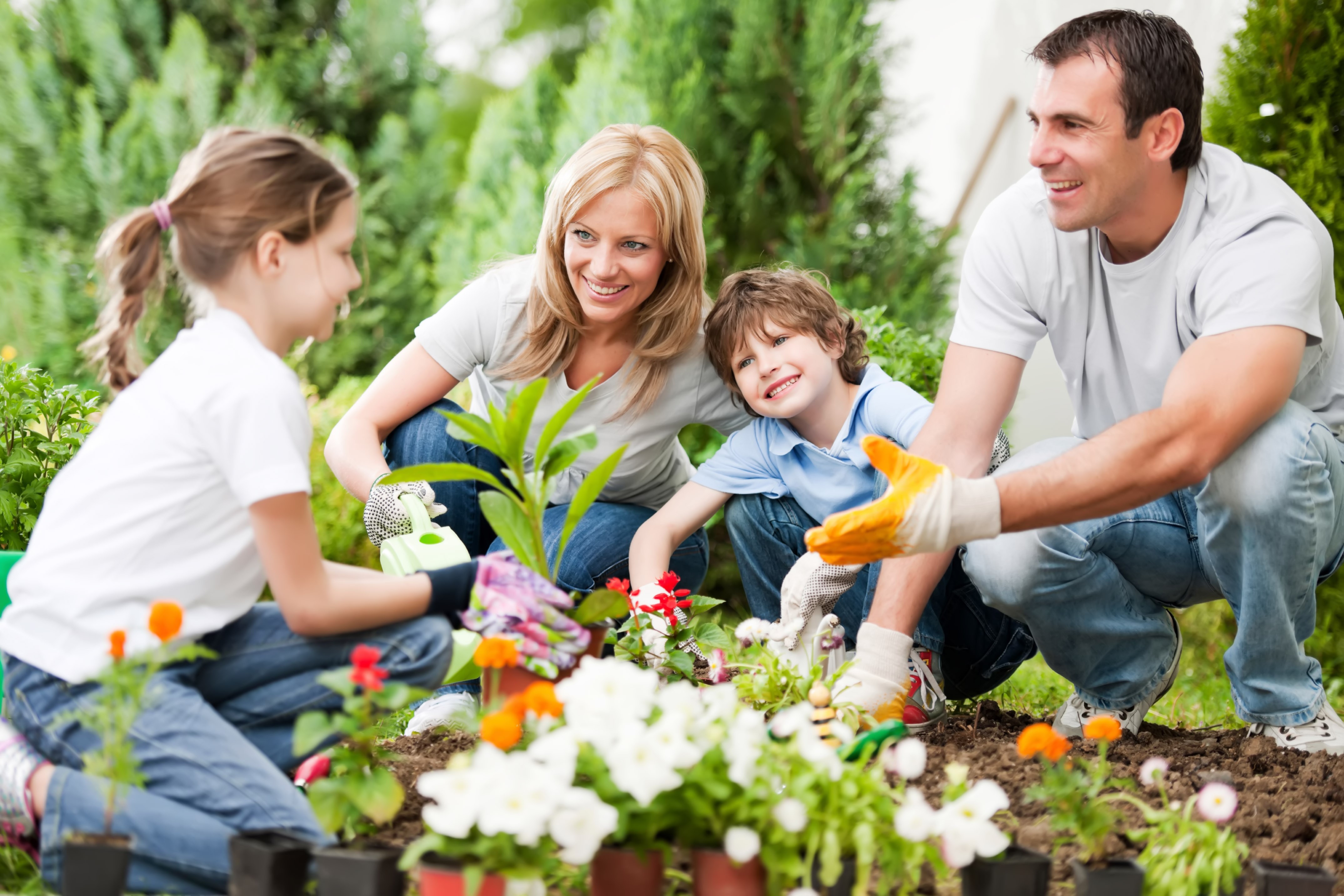 Как можно заботиться. Дети и природа. Счастливая семья в саду. Ребенок в семье. Семейный праздник на природе.
