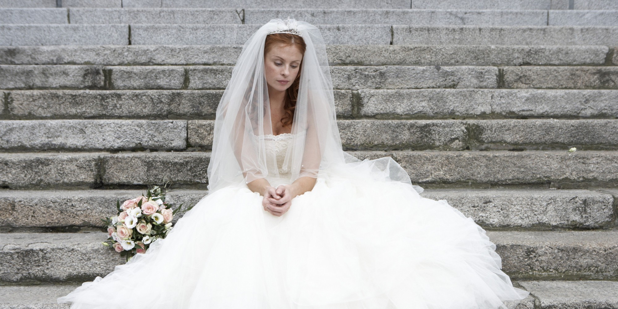 Невеста отказала жениху. Венец безбрачия. Грустная невеста. Невеста плачет. Празднование свадьбы.