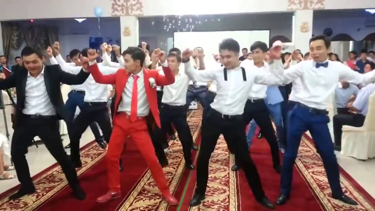 Казахский хит под который танцует. Казахская свадьба. Казахский свадебный танец. Казах зажигает на свадьбе. Казахстанские свадебный танцы.
