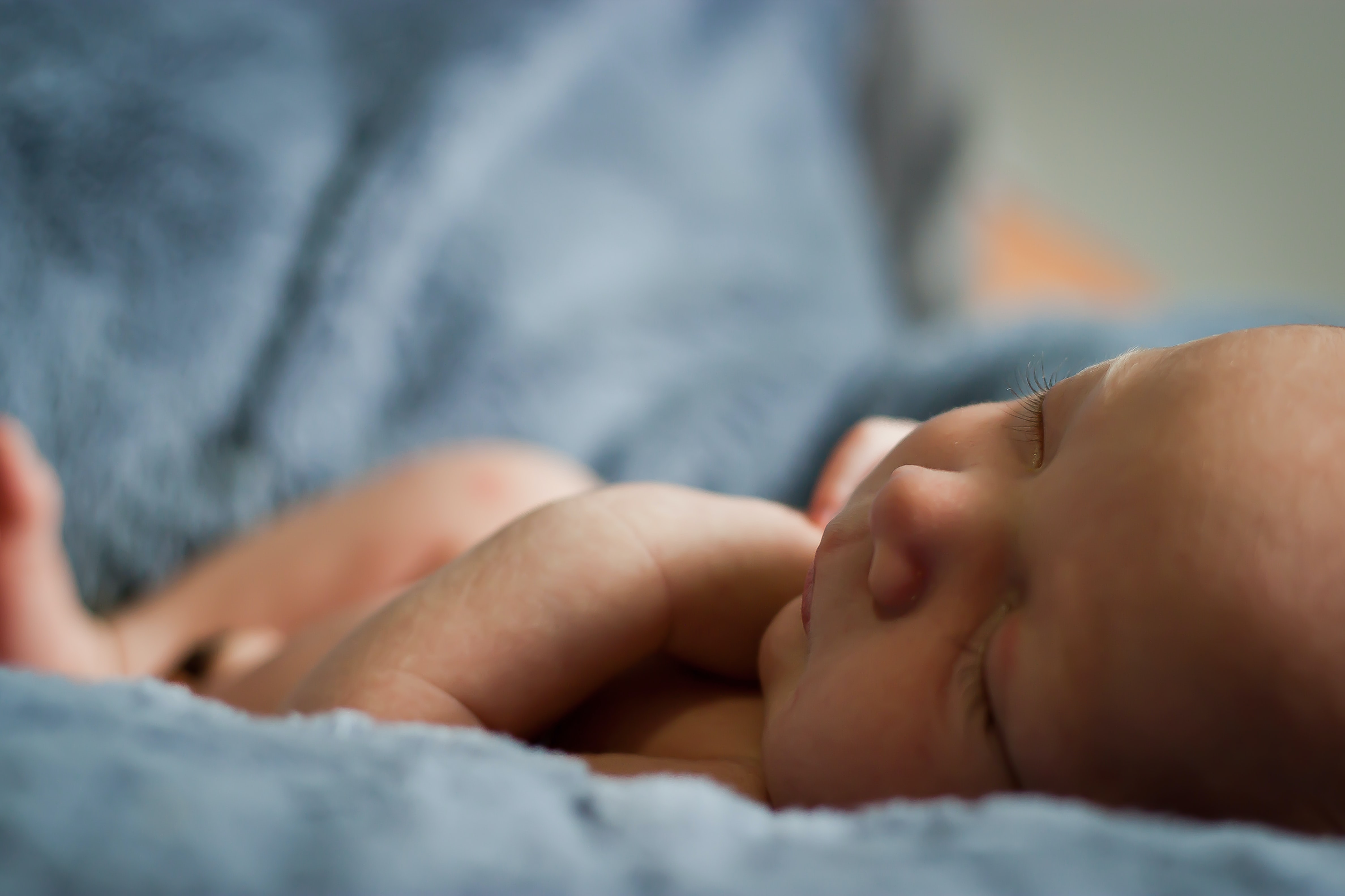После родов можно спать. Новорождённые дети. Спящий младенец. Новорожденный малыш. Новорожденные фото.