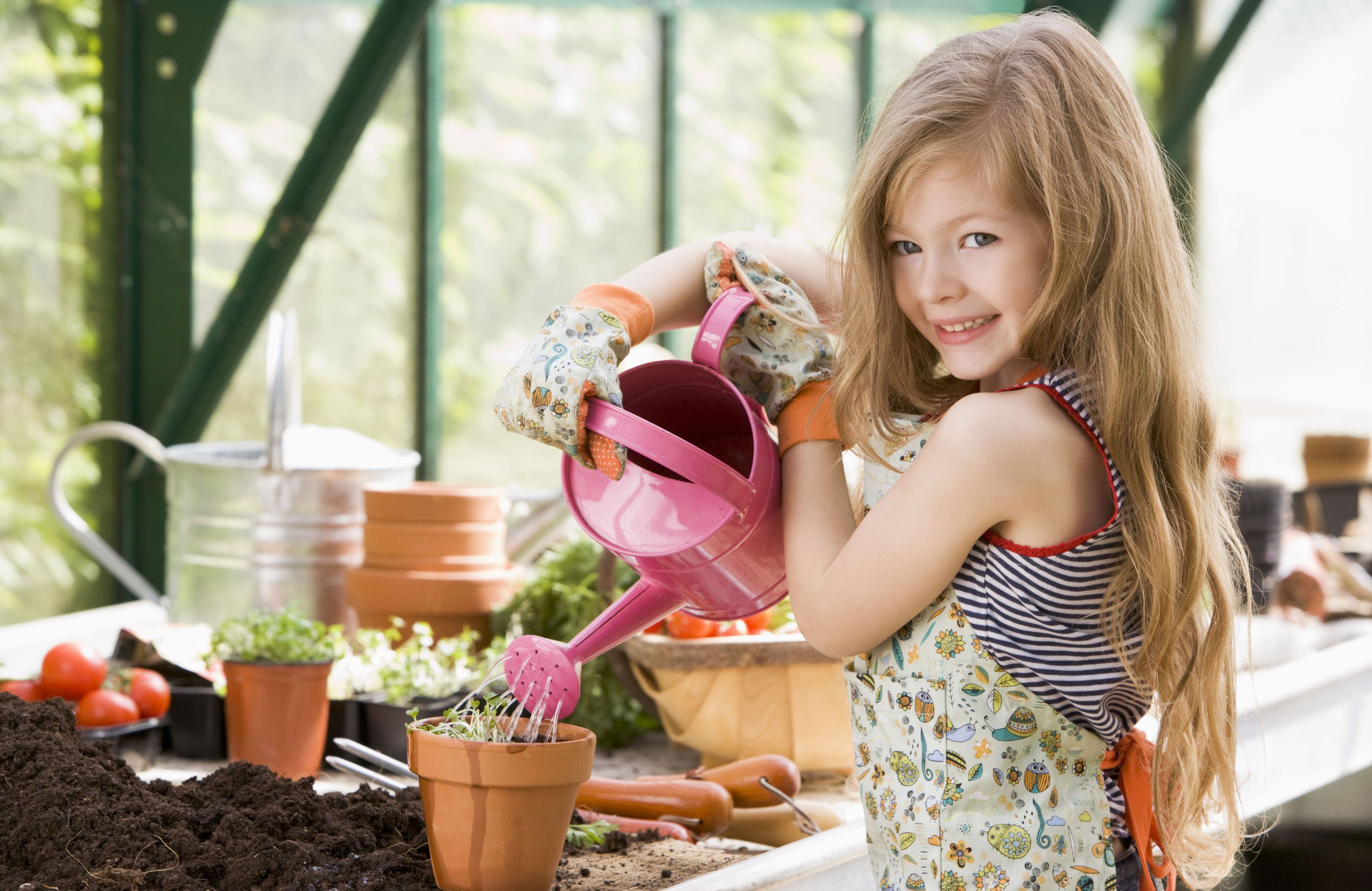 Подросток помогает маме. Девочка поливает цветы. Хобби для девочек. Дети поливают цветы. Девочка в саду.