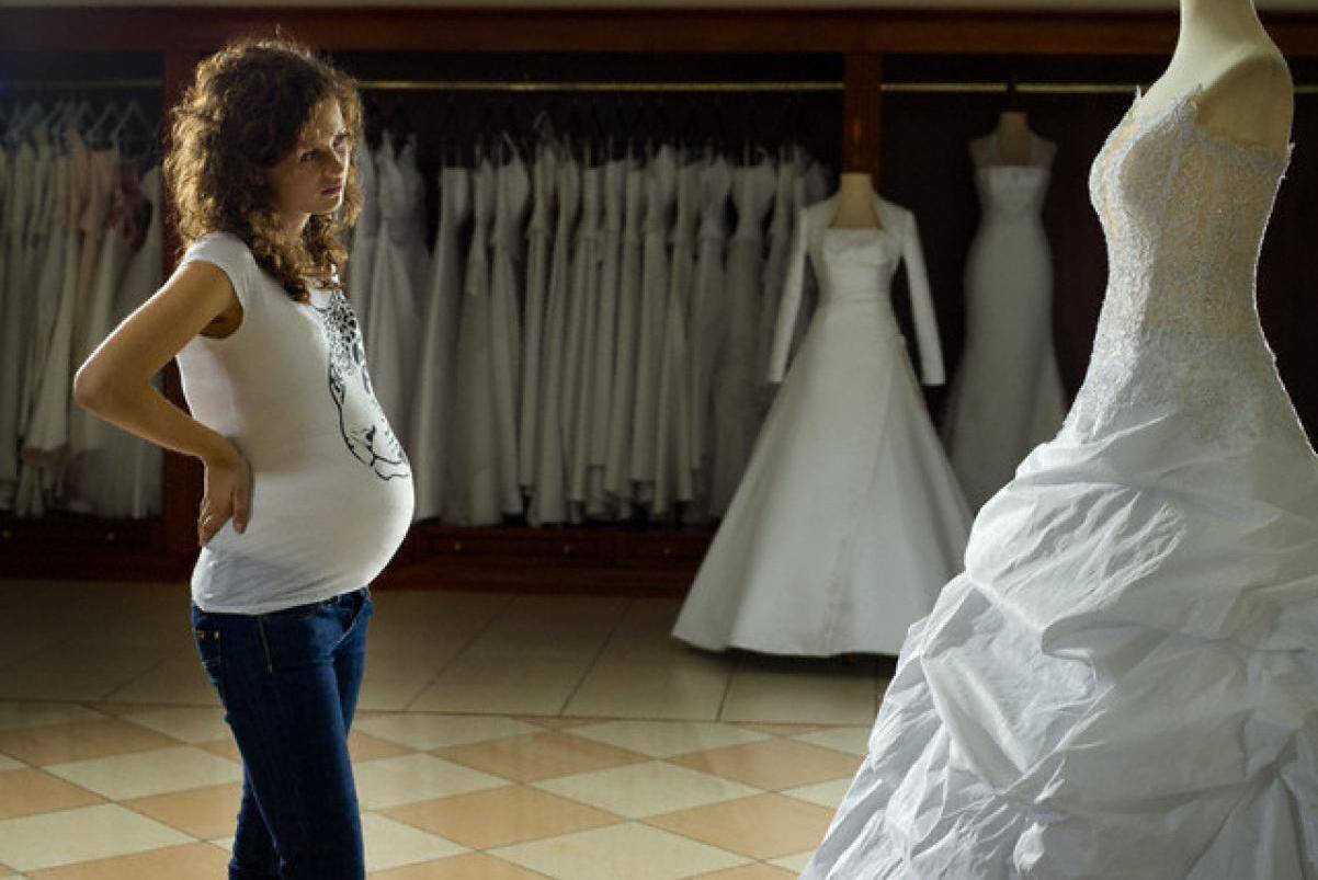 Мама выбирает невесту. Беременные невесты в свадебных платьях. Свадебные платья для беременных.