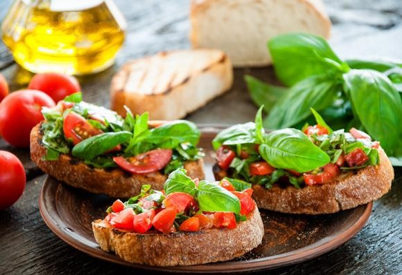 Закуска:Итальянская брускетта с помидорами и базиликом