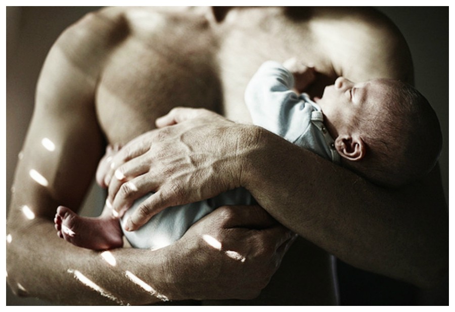Бывший муж с ребенком на руках. Мужчина с младенцем на руках. Мужчина держит младенца. Младенец на руках. Мужчина с новорожденным ребенком на руках.