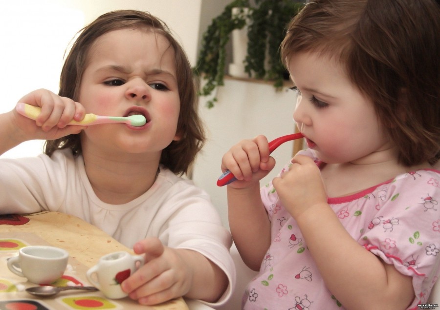 С какого возраста чистить зубы ребенку