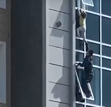 Житель Нур-Султана спас ребенка, висевшего на уровне 9 этажа