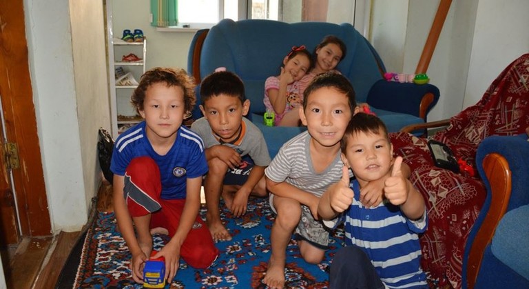 Семья из Актобе, воспитывающая 11 приемных детей, хочет взять еще четверых