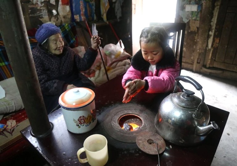 «Взрослое» детство: Китайская 5-летняя малышка стала кормилицей для всей семьи (фото)