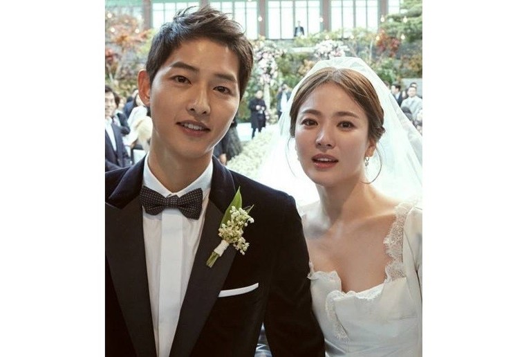 Необычная свадьба красивых корейских актеров: букет за $12 тысяч и трогательная забота жениха о невесте поразили гостей