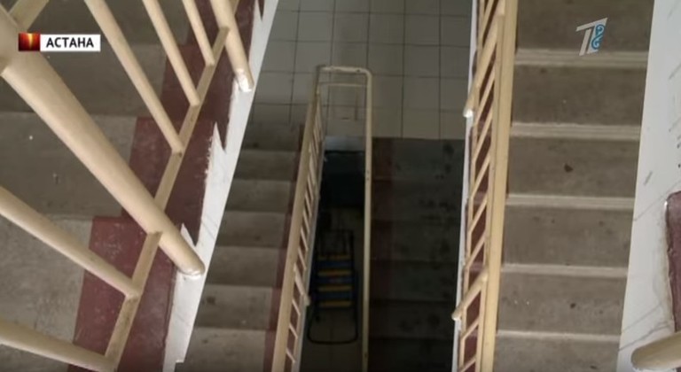 Четырехлетний ребенок упал с третьего этажа лестничного пролета